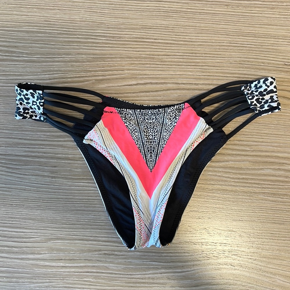 Rip Curl Med colorful/black reversible strappy bikini bottom.excellent condition